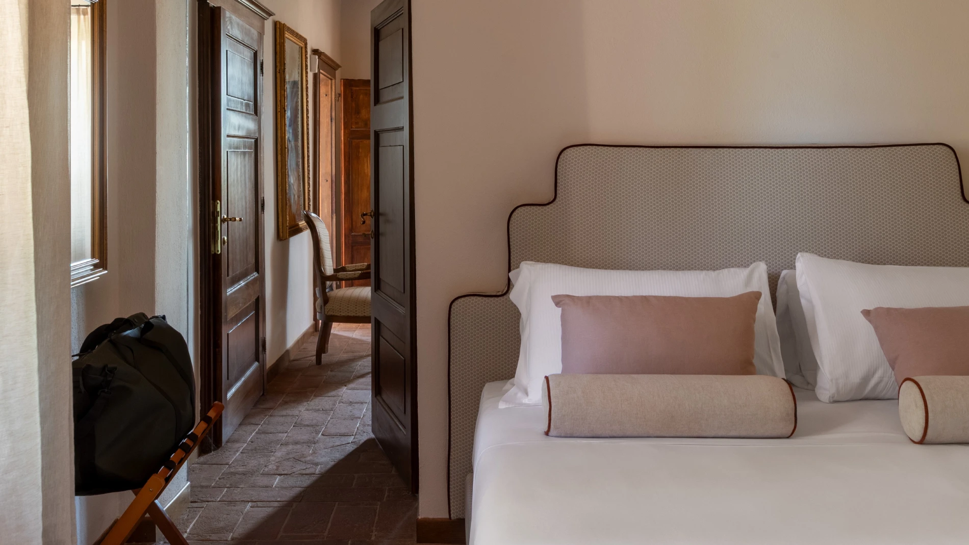 Double bedroom with upholstered headboard and wooden furnishings - Villa San Bartolomeo, BZAR hotels in Tuscany